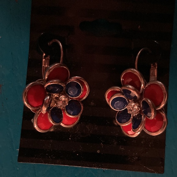 Earrings, Adorable 1” red, white & blue stone flower earrings - spring clasps - Picture 3 of 8